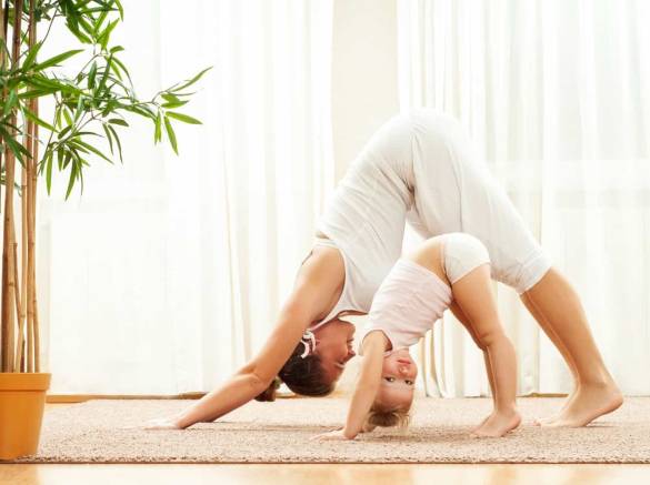 Une femme fait du sport avec son bébé