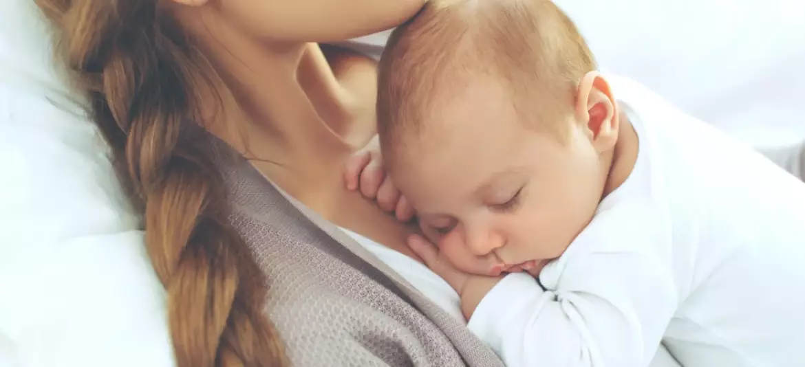 Une mère porte un bébé dans ses bras